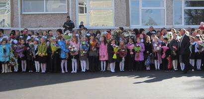 “Вновь зовет листопад в школьный двор...” “Вновь зовет листопад в школьный двор...”