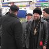 Узнала я, как опадают лица, Как из-под век выглядывает страх...*